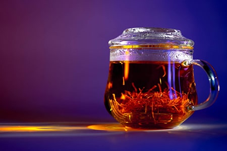 فواید و مضرات چای زعفران؛ چگونه چای زعفران درست کنیم؟